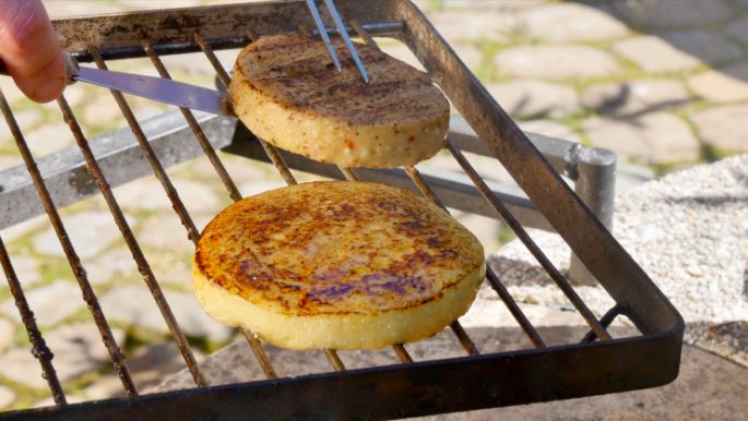 Grillkäse der Käserei Studer wird auf einem Rost gegrillt.