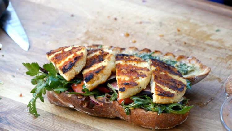 Mediterranes Sandwich mit Grillkäse «Der scharfe Maxx»