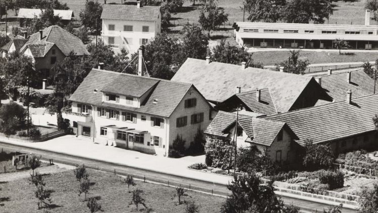 Schwarz-weiss-Aussenansicht der Käserei Studer aus der Bodenseeregion im Thurgau